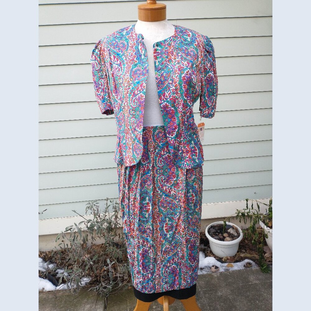 Set: Silk collarless jacket + skirt, paisley. Size 10 - by Adrianna Papell.